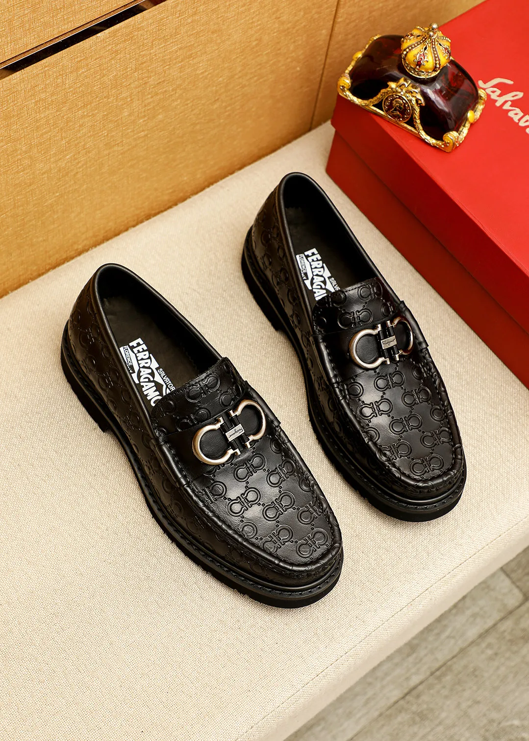 Men's shoes 💰520 💐 Product trademark: Ferragamo "Ferragamo" casual leather shoes Regular size: 38-44 (45.46🉑️customized) Product materials: Selected imported first-layer calfskin embossed upper + original hardware buckle, imported water-dyed cow leather lining. Strong three-dimensional visual effect, original outsole color: 1⃣️color optional